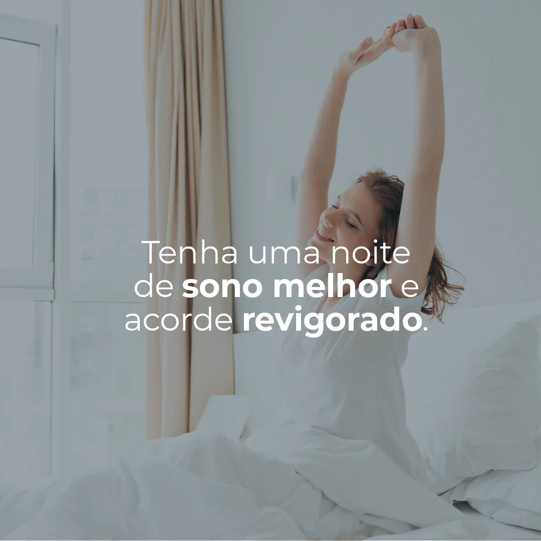 mulher loira feliz após uma noite de sono reparador com nosso travesseiro coluna relax se espreguiçando com uma frase por cima da imagem que diz: tenha uma noite de sono melhor e acorde revigorado